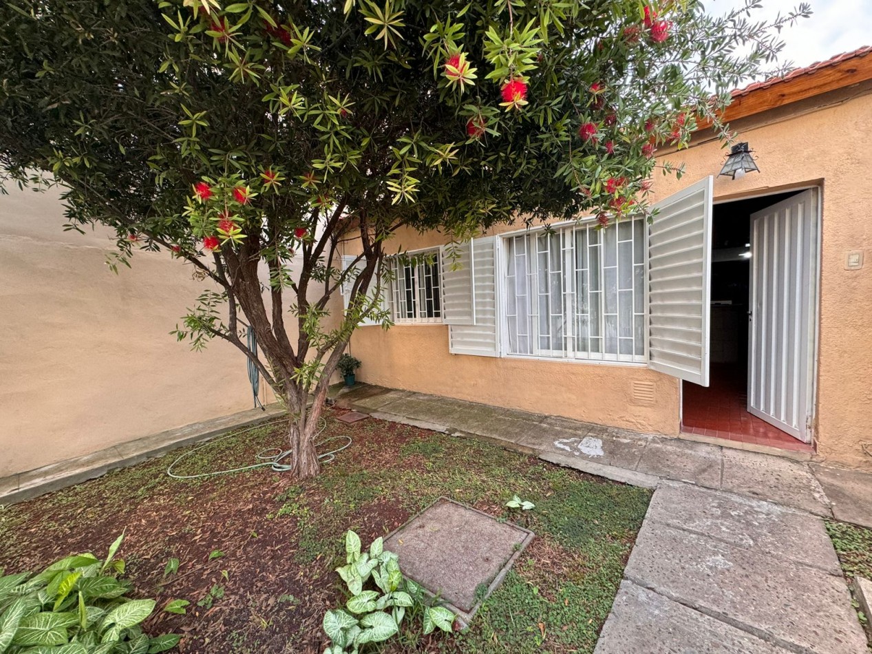 Muy linda casa en calle Ana Teresa Fabini, B° Jardin del Sur.