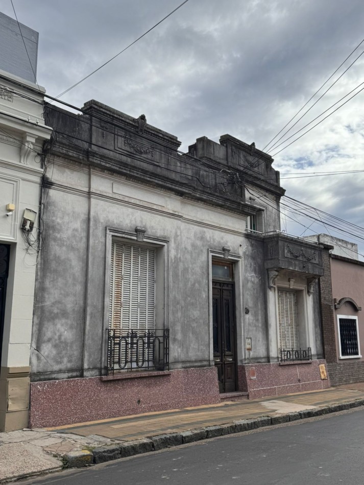 Amplia casa, ubicada en calle Tucuman entre Urquiza y 25 de Junio.