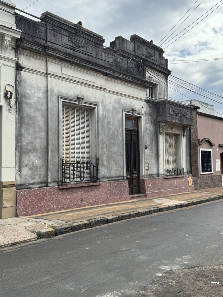Amplia casa, ubicada en calle Tucuman entre Urquiza y 25 de Junio.