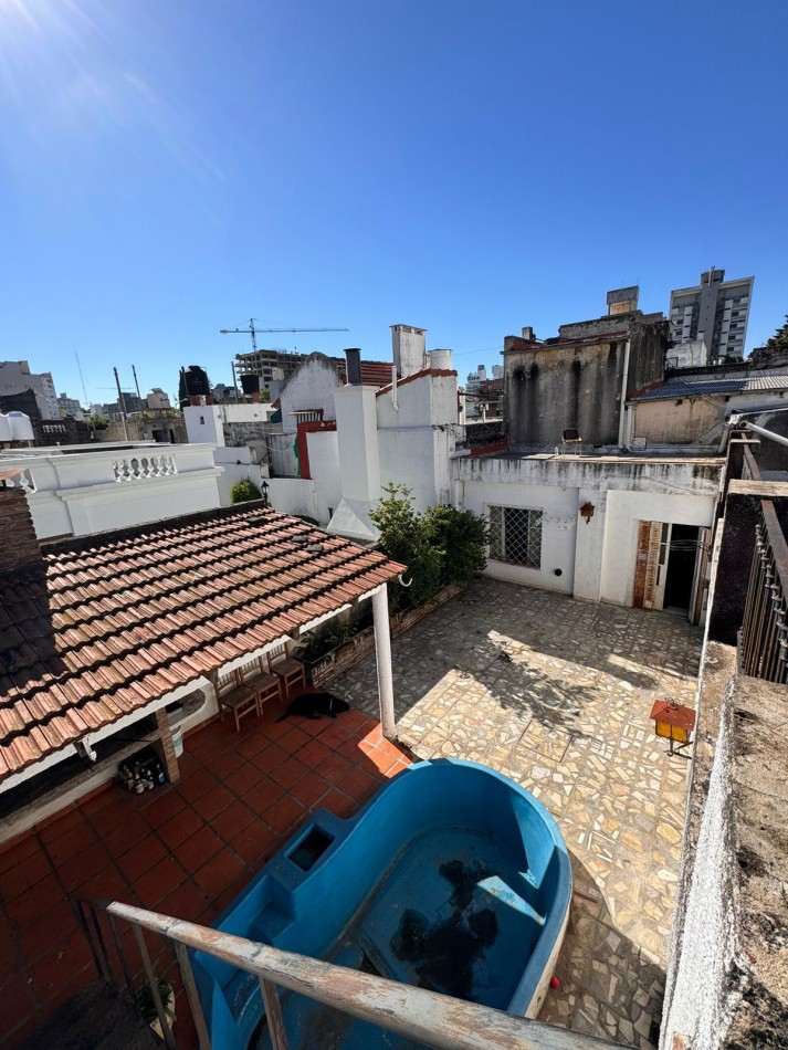 Amplia casa, ubicada en calle Tucuman entre Urquiza y 25 de Junio.