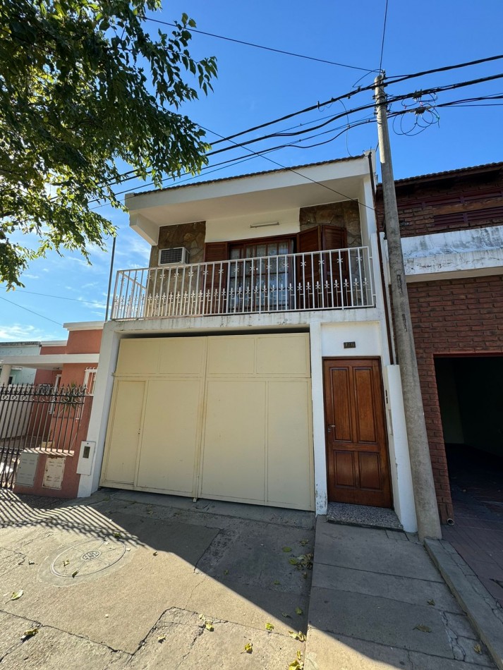 CASA EN VENTA CON SALON CALLE 3 DE FEBRERO (ENTRE CHURRARIN Y ALMAFUERTE)