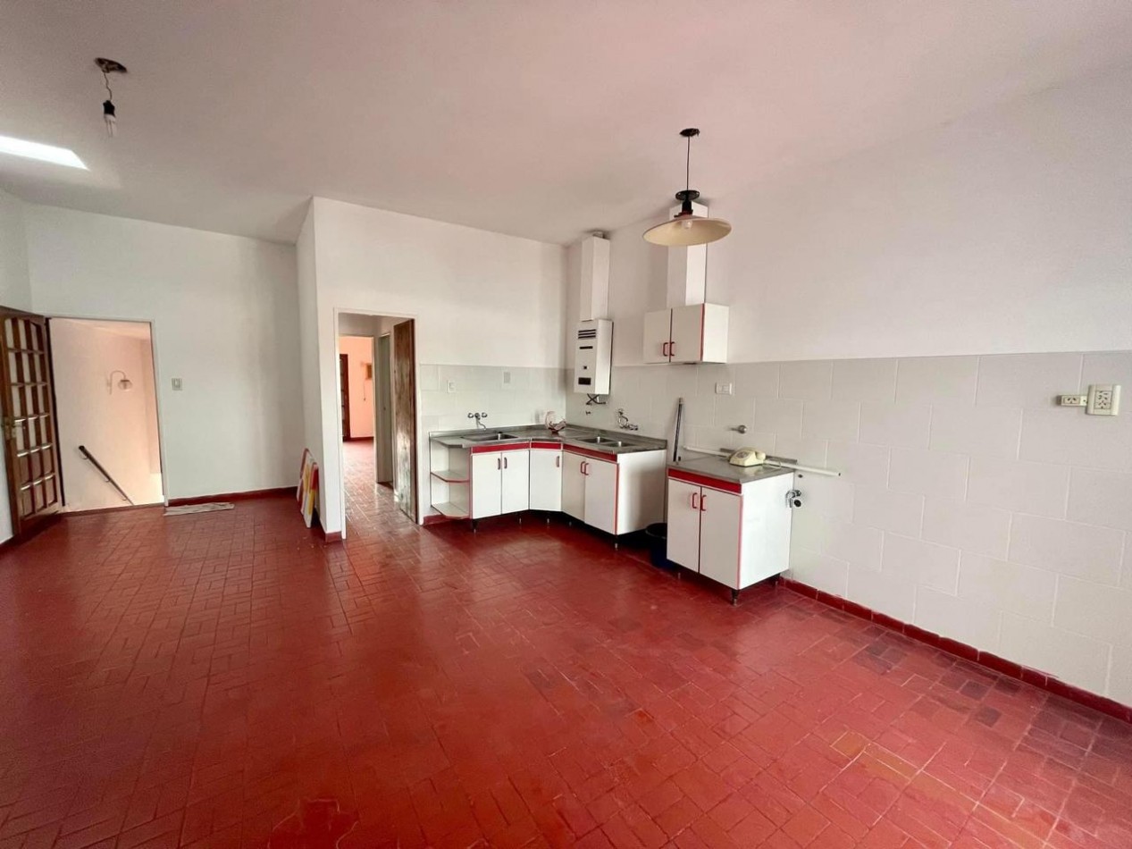 CASA EN VENTA CON SALON CALLE 3 DE FEBRERO (ENTRE CHURRARIN Y ALMAFUERTE)