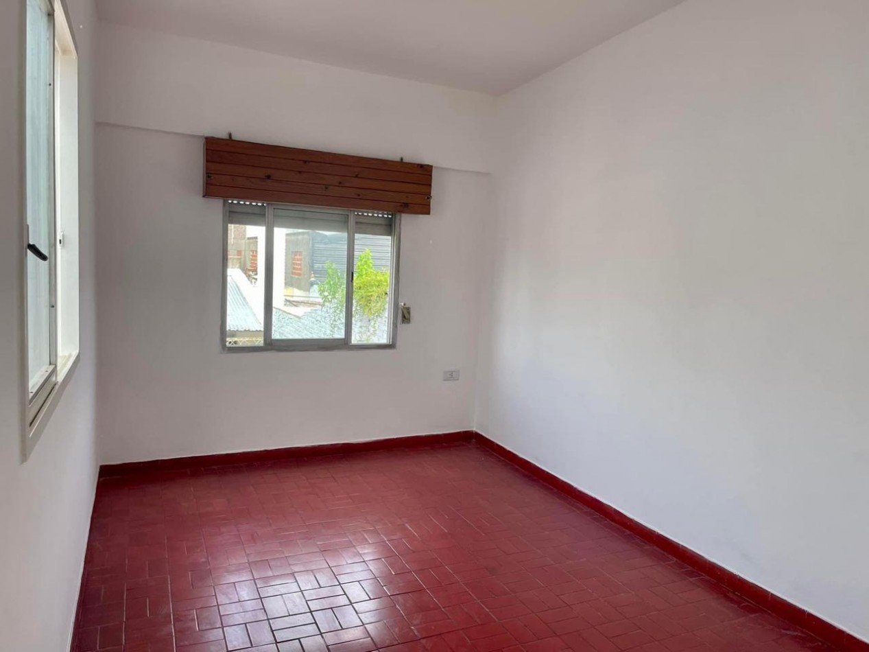 CASA EN VENTA CON SALON CALLE 3 DE FEBRERO (ENTRE CHURRARIN Y ALMAFUERTE)