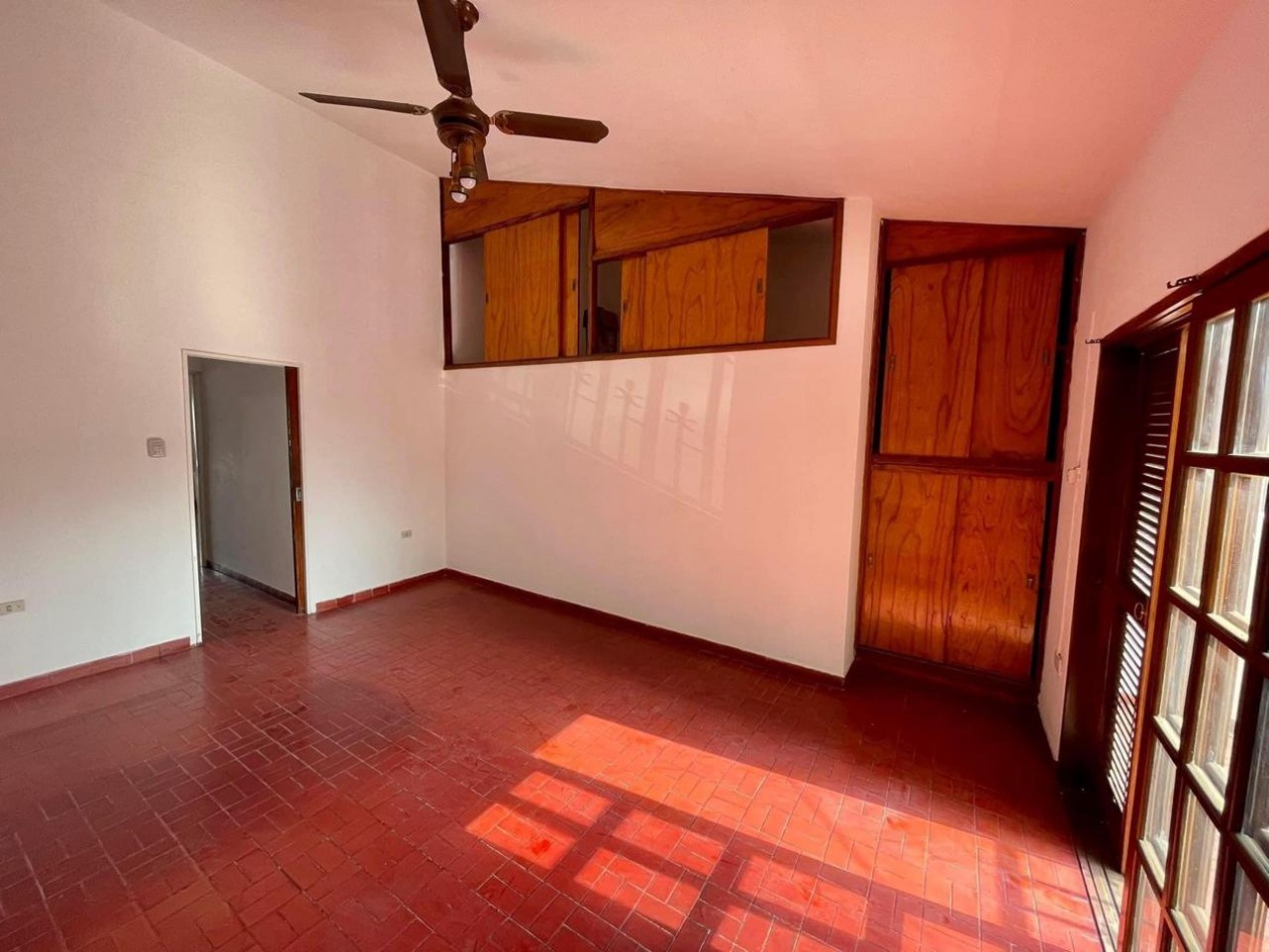 CASA EN VENTA CON SALON CALLE 3 DE FEBRERO (ENTRE CHURRARIN Y ALMAFUERTE)