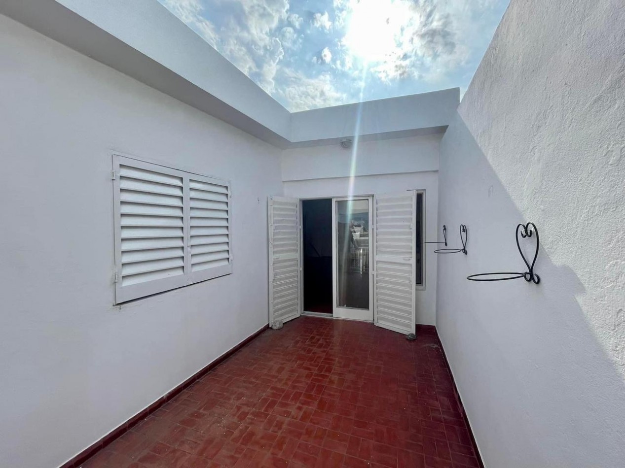 CASA EN VENTA CON SALON CALLE 3 DE FEBRERO (ENTRE CHURRARIN Y ALMAFUERTE)