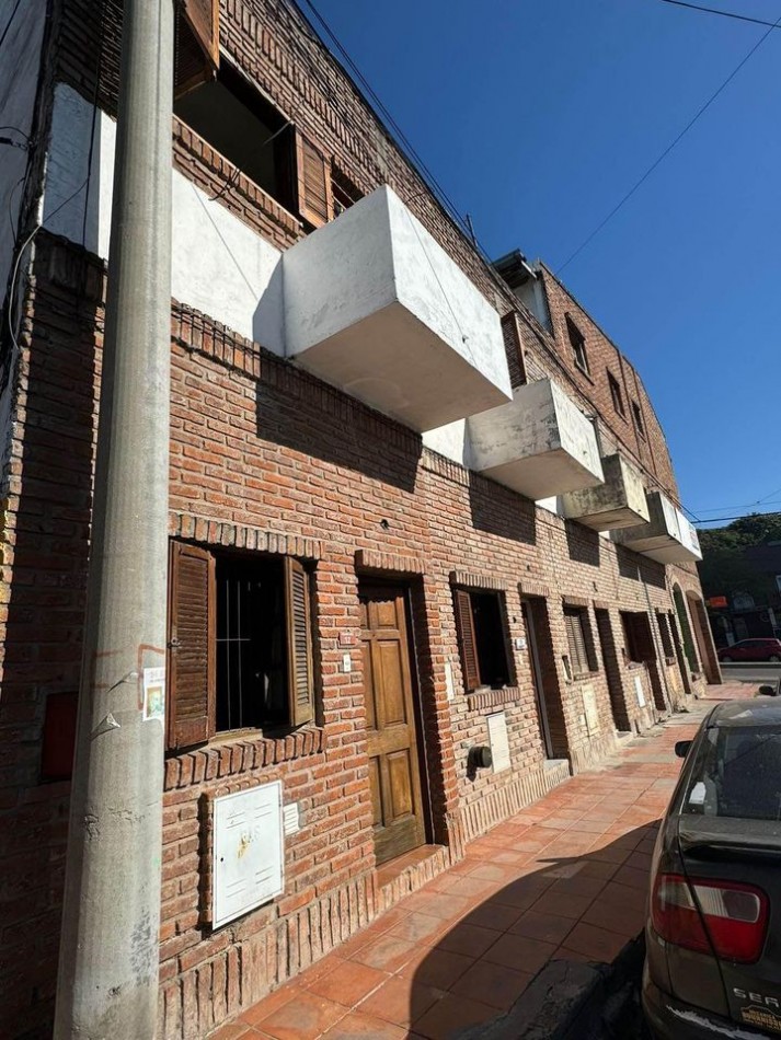 Duplex ubicado en calle Candiotti y Ramirez.