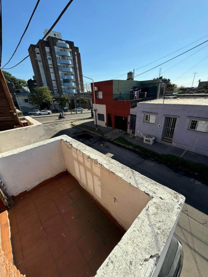 Duplex ubicado en calle Candiotti y Ramirez.