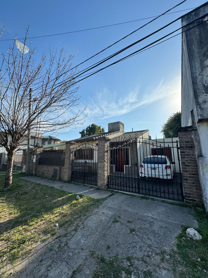 Muy linda casa ubicada en calle Intendente Blanda, a metros de Provincias Unidas.