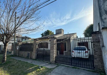 Muy linda casa ubicada en calle Intendente Blanda, a metros de Provincias Unidas.